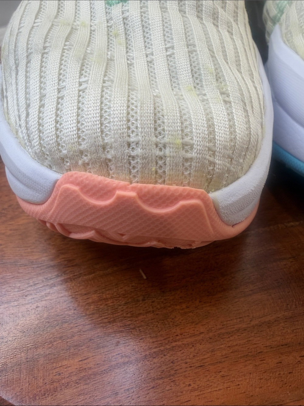 LeBron witness 6 Easter Sneakers - Picture 4 of 16